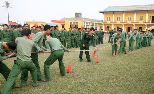 Để những ngày Tết được diễn ra vui tươi, lành mạnh, an toàn, tiết kiệm, Trung đoàn 8, Sư đoàn 395 (Quân khu 3) đã tổ chức nhiều hoạt động phong trào văn hóa, văn nghệ, thể dục thể thao, tạo sân chơi bổ ích cho cán bộ, chiến sĩ trong đơn vị. Trong hình là  hoạt động thể thao được tổ chức vào dịp Tết, mỗi đại đội được tổ chức thành một đội để tham gia thi đấu kéo co.